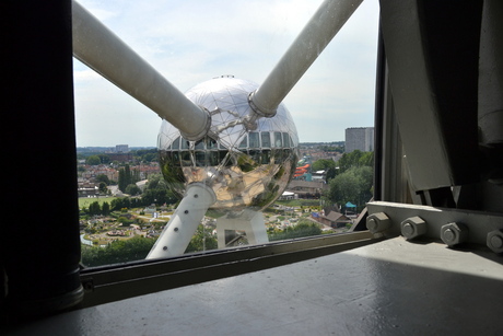 Doorkijkje vanuit het Atomium in Brussel.