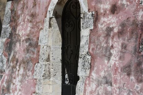De muur van een kerkje op Zakynthos
