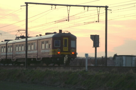Trein bij valavond