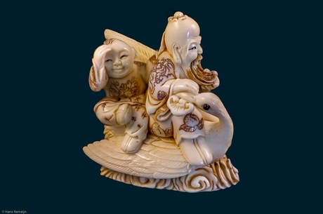 Netsuke - man met kind op zwaan