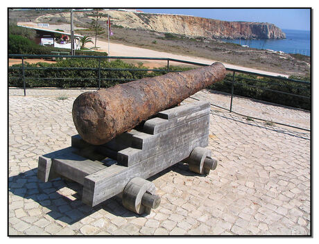 Oud kanon langs de kust van Portugal