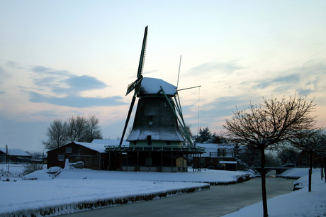 Molen in sneeuwlandschap