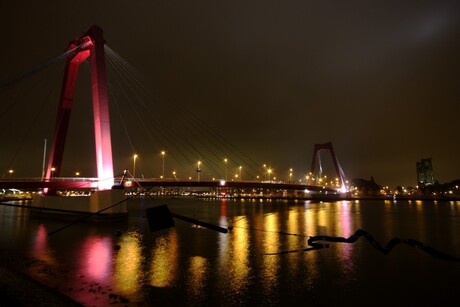 Willemsbrug Rotterdam bij nacht