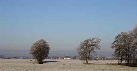 Kerkje in de verte