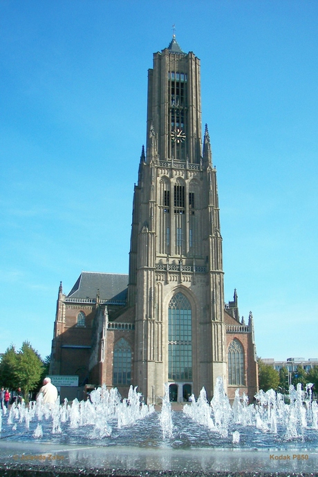 De Eusebiuskerk met fonteinen.