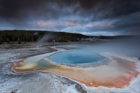 Tortoise Shell Spring - Zonsondergang bij de Tortoise Shell Spring in het Yellowstone np. - foto door alanddewit op 19-07-2015 - deze foto bevat: lucht, wolken, water, lente, natuur, licht, avond, zonsondergang, landschap, bomen, bergen, lange sluitertijd
