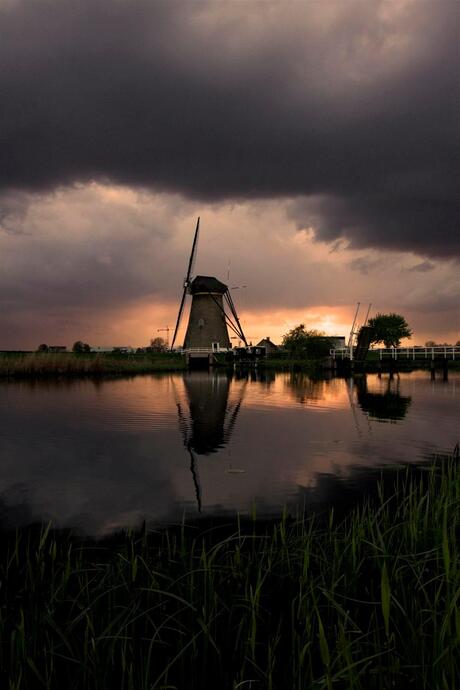 Kinderdijk bij zonsondergang