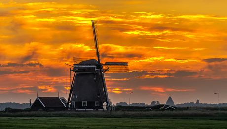 Indrukwekkende zonsondergang achter de Noordermolen (Akersloot)