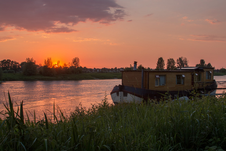 Woonboot bij zonsondergang