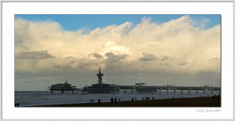 Kiten in de storm in Scheveningen