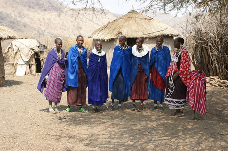 Kleurige Masaï vrouwen