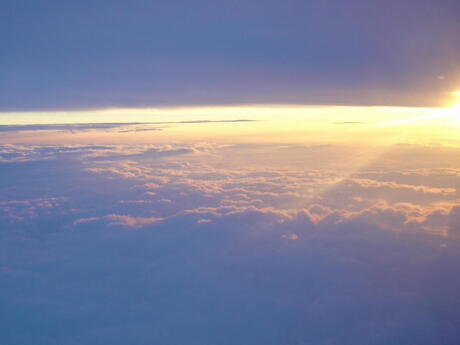 zon's opgang boven de wolken