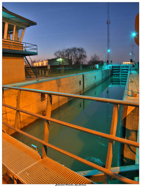 Biesboschsluis werkendam bij avondlicht