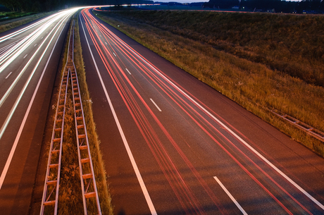 Snelweg in de nacht