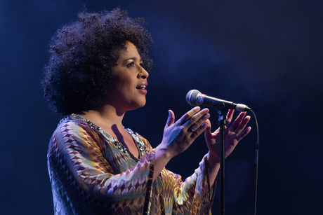 Tania Kross tijdens optreden 'Tribute to Whitney Houston'