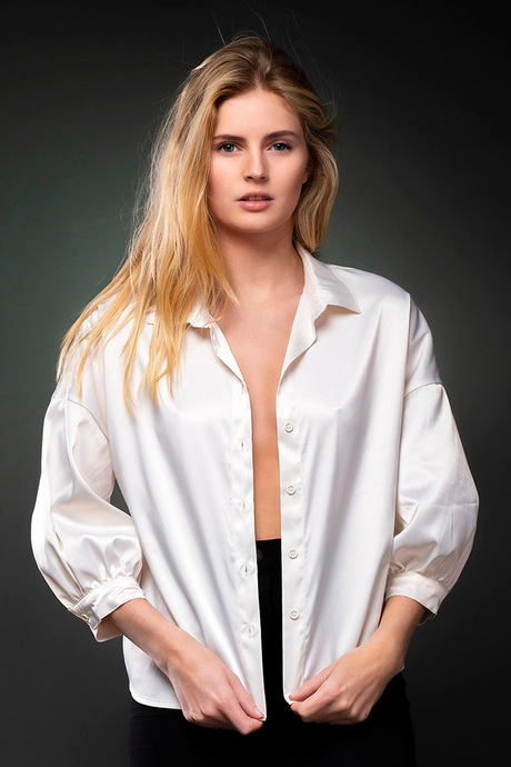 Phaedra met witte blouse