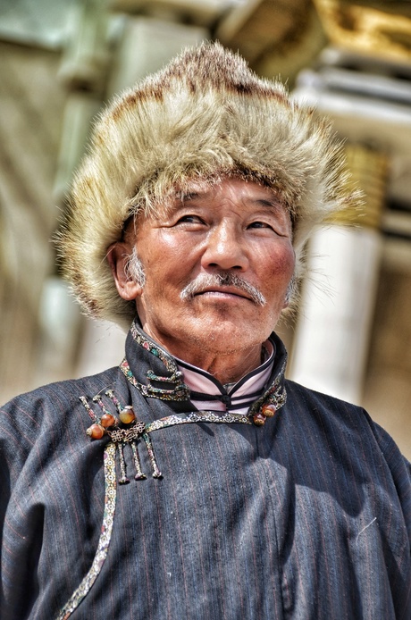 Traditioneel gekleede Mongoolse man