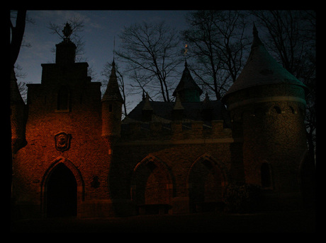 Kasteel bij avondlicht