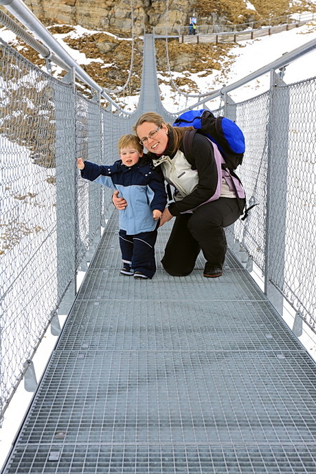 Lukas en Linda op de hangbrug