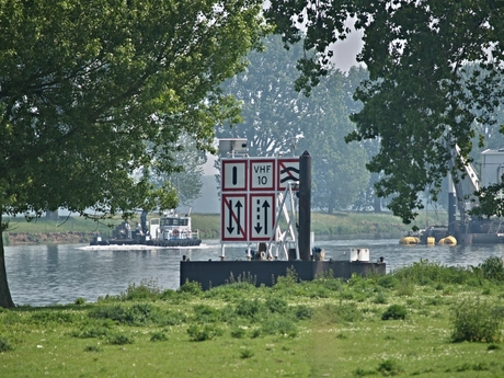 Informatiebord over de bagger werkzaamheden voor de scheepvaart.