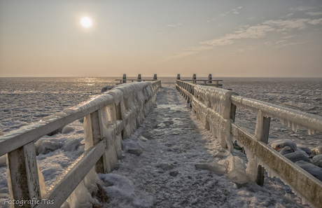 Bij het monument op de afsluitdijk.