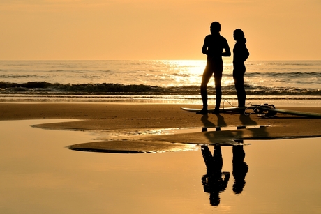 Surfers op het strand