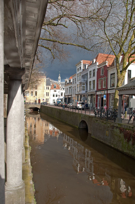 Donkere lucht boven de stad