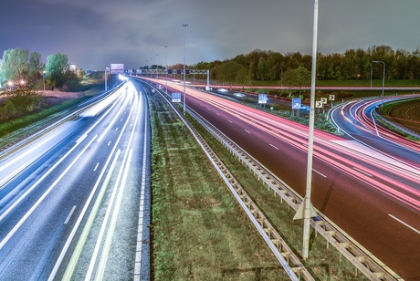 Met de snelheid van het licht.