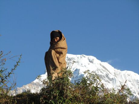 Beschermen tegen ochtendkou in de Himalaya