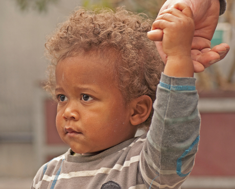 Aan de veilige hand van papa