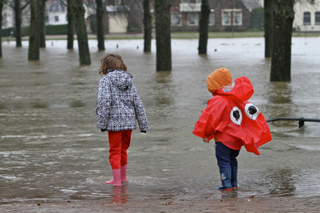 Kinderen genieten van het hoge water van de IJssel bij Deventer