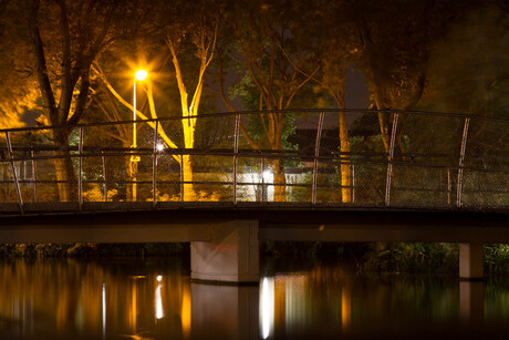 brug in lantaarnlicht