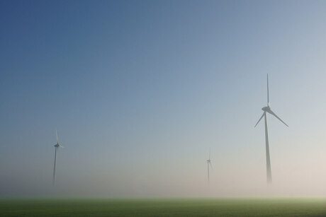 windmolens in mist