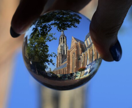 Nieuwe kerk Delft door glazen bol