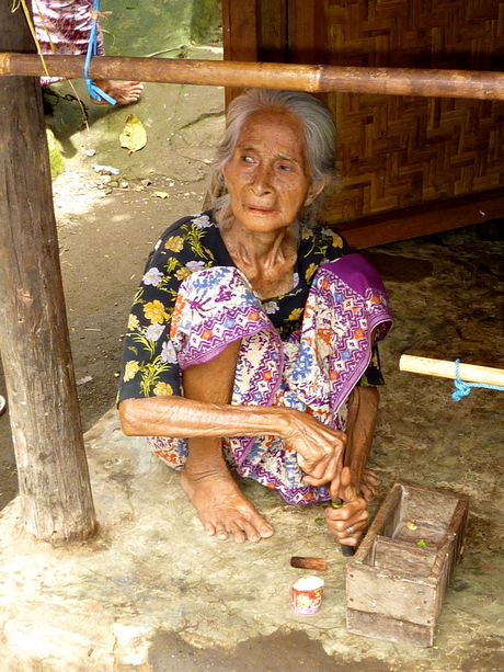 Oude vrouw op Lombok