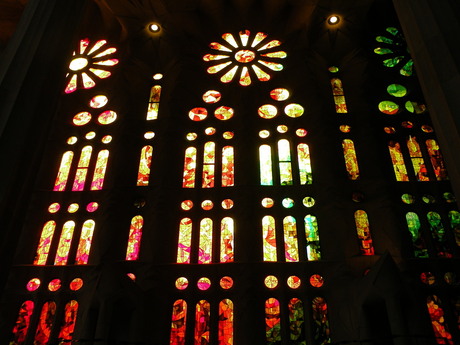 Gekleurd tegenlicht in de Sagrada Familia