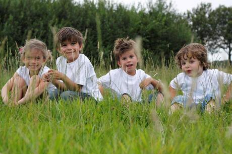 Kinderen in het gras