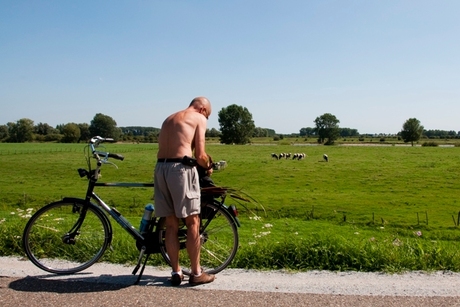 Een verwoed fotograaf bij de Maas