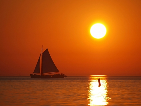 Zonsondergang op het strand van Rockanje