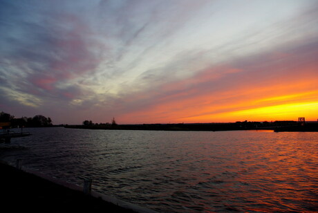 aswolk bij zonsondergang