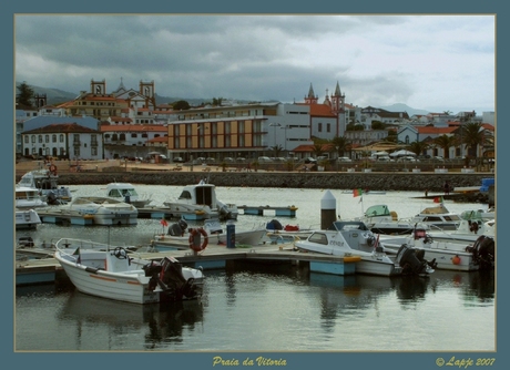 Dreiging in 't haventje van Praia da Vitoria, Azoren