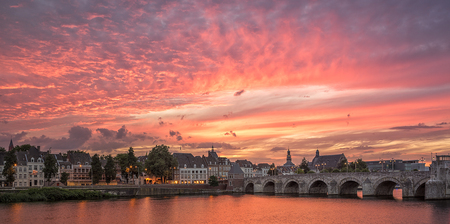 Zonsondergang Maastricht - Afgelopen week had ik het geluk om een hele mooie zonsondergang te kunnen fotograferen op mijn favoriete locatie in Maastricht.

Panorama van 10 op - foto door Teun.R op 13-08-2016 - deze foto bevat: lucht, water, panorama, avond, zonsondergang, maastricht, brug, maas