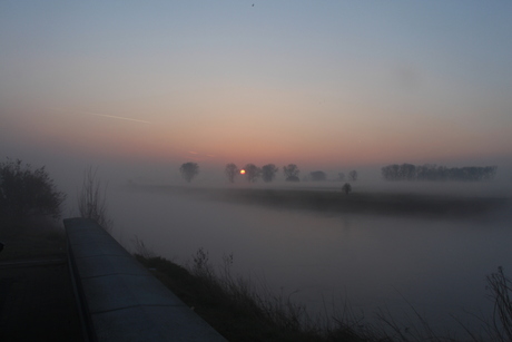 mistige zonsopgang