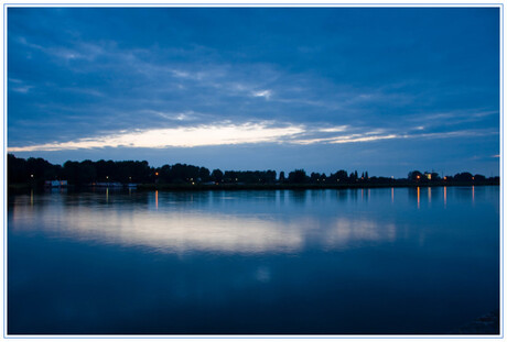 Avondlicht over Maas