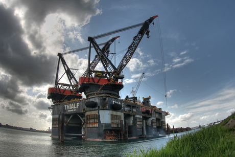 Kraanschip Thialf