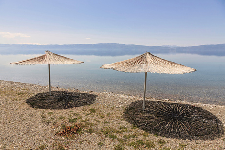 verlaten rieten parasols aan het meer van Ohrid