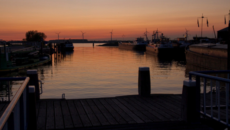 Warme zonsondergang in Moerdijk