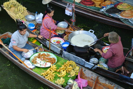 Banaantjes bakken in Bangkok