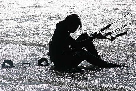 Kitesurfer in tegenlicht