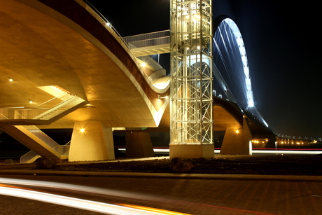 Nijmegen - stadsbrug De Oversteek